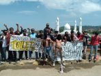 aksi demo warga protes pencemaran sungai malili
