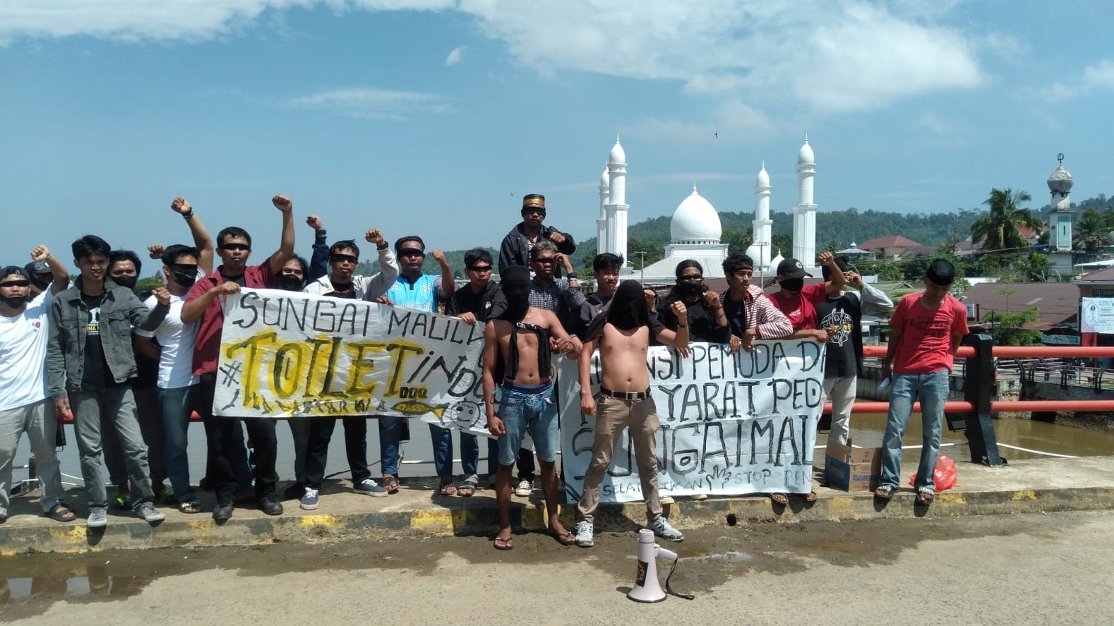 aksi demo warga protes pencemaran sungai malili
